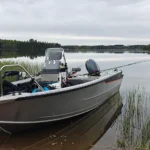 Ammattimainen Buster-kalastusvene ja upeat maisemat Saimaalla.