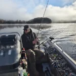 Unenomainen ja sumuinen aamumaisema kalastusretkellä Saimaalla.