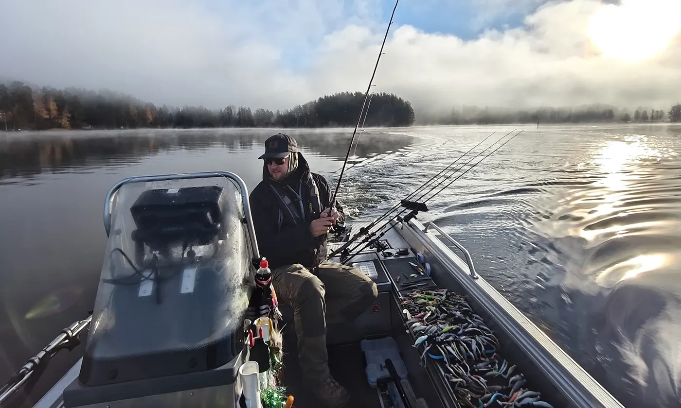 Unenomainen ja sumuinen aamumaisema kalastusretkellä Saimaalla.